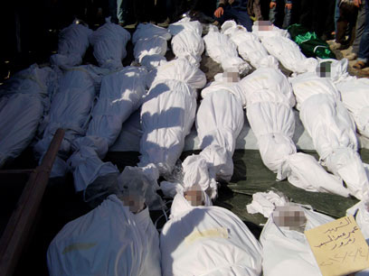 הגופות נערמות בחומס. "לא באמת מענישים את אסד" (צילום: רויטרס)
