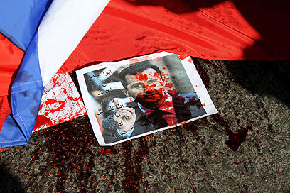 כרזות בהפגנה מול שגרירות רוסיה בלבנון (צילום: AFP)