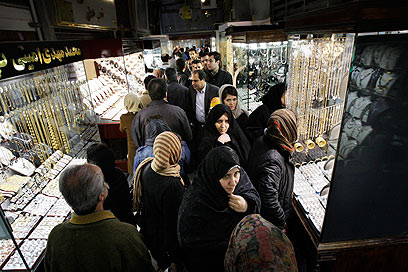 קונים זהב כדי לשמור על החסכונות. שוק הזהב בטהרן (צילום: AP)