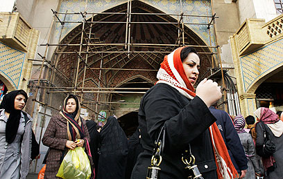 משלמים את המחיר על תוכנית הגרעין השנויה במחלוקת. איראניות בטהרן (צילום: AP)
