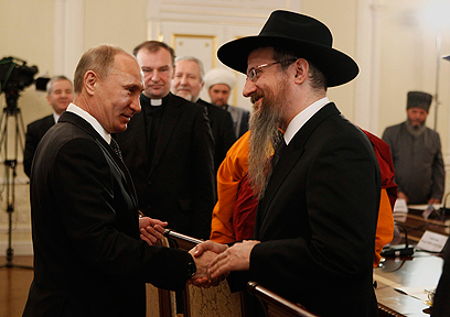 פוטין והרב הראשי של רוסיה ברל לזר (צילום: רויטרס)
