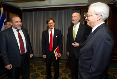 ליברמן במפגש עם השגרירים באו"ם (צילום: שחר עזרן)