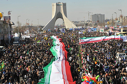 איראנים מציינים 33 שנים למהפכה. צבאו על המרכולים (צילום: MCT)