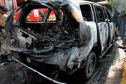 "אנשי מוסד משתתפים בחקירת הפיגוע". הרכב שפוצץ בניו דלהי (צילום: AP)