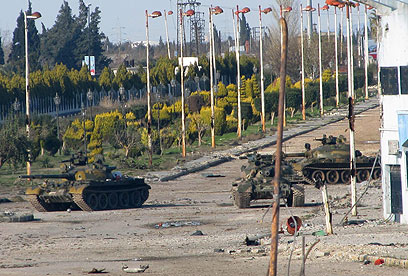 טנקים סוריים. חלק מהציוד נועד לייצור מיגון לכלי רכב צבאיים (צילום: AFP)