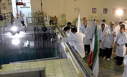 האיראנים מנעו מהפקחים לסייר. אחמדינג'אד באחד הכורים הגרעיניים (צילום: EPA)