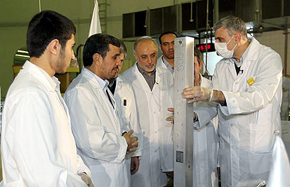 אחמדינג'אד מבקר בכור המחקר בטהרן (צילום: EPA)