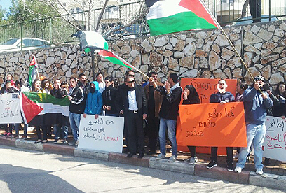 דגלי פלסטין וכרזות נגד הנשיא בהפגנה בנצרת (צילום: חסן שעלאן)
