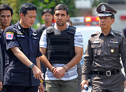 אחד העצורים האיראנים מובא לשחזור בבנגקוק (צילום: AFP)