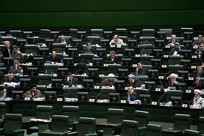 הפרלמנט האיראני. רוב מוחץ חתם על ההודעה המאיימת (צילום: AP)