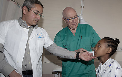 קבדה אחרי הניתוח  בתל השומר עם ד"ר נחום רוזן וד"ר גיא בן סימון (צילום: ורדי כהנא )