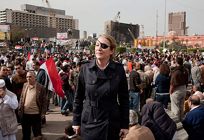 הבטיחה שלא לתלות את השכפ"ץ שלה. קולבין בכיכר תחריר בקהיר (צילום: EPA)