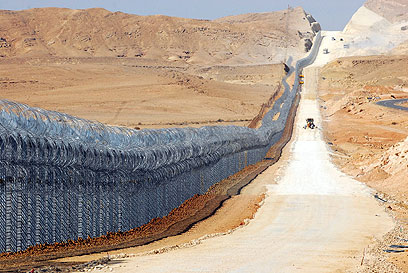 מכשולים בכניסה לישראל (צילום: הרצל יוסף)