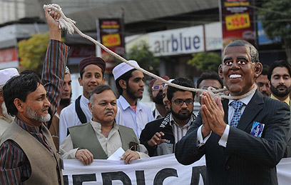 אובמה מככב בהפגנה בקראצ'י (צילום: AFP)