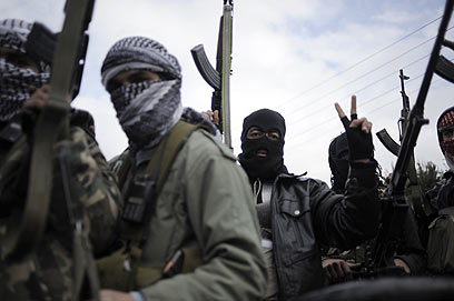 נסיגה זמנית? מורדים סורים (צילום: AFP)