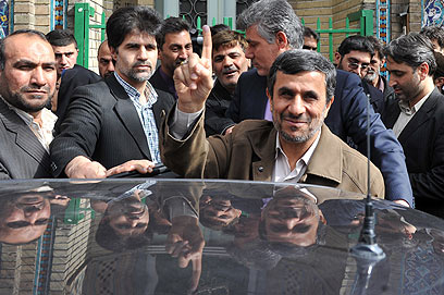 מחמוד אחמדינג'אד אחרי שהצביע בבחירות (צילום: MCT)