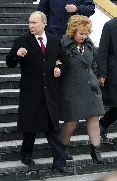 פוטין ואשתו יוצאים מהקלפי בבירת רוסיה (צילום: AP)