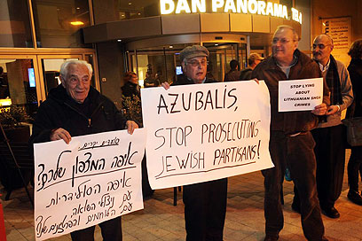 ליטא מגמדת את זכר השואה, טענו המפגינים בתל-אביב (צילום: מוטי קמחי)