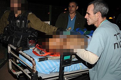 עובדים זרים שנפגעו מפונים אמש לבית החולים סורוקה (צילום: הרצל יוסף)