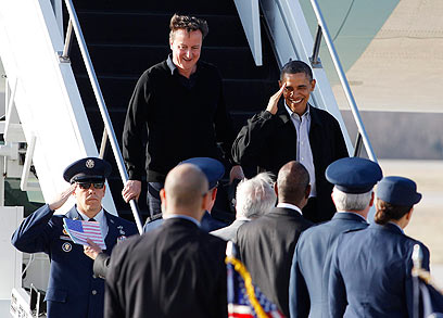 קמרון לצד אובמה, בביקורו בארה"ב. מיישר קו (צילום: רויטרס)