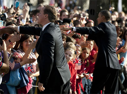 אובמה וקמרון מברכים את הקהל (צילום: AFP)