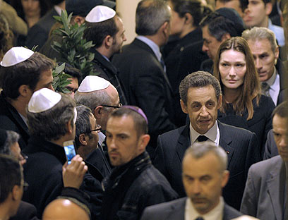 נשיא צרפת סרקוזי בא לטולוז והבטיח למצוא את הרוצח (צילום: AFP)