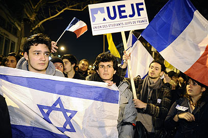 סטודנטים יהודים בעצרת זיכרון בפריז (צילום: AFP)
