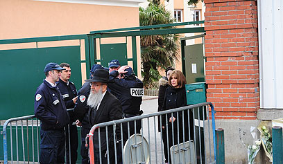 שוטרים בכניסה לבית הספר (צילום: MCT)