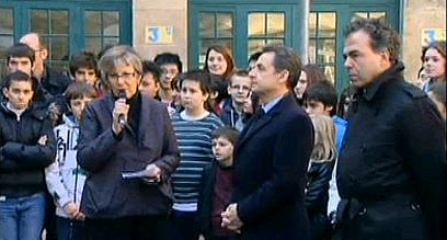 רוב האירועים - בצרפת. סרקוזי מבקר בבית הספר (צילום: רויטרס)