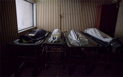 גופות שלושת הילדים והמורה בבית ההלוויות (צילום: אוהד צויגנברג)