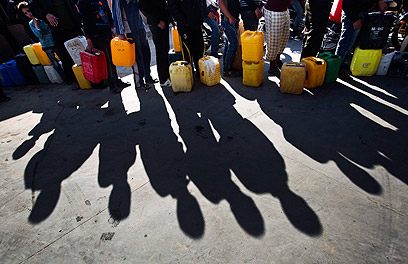 תושבים בעזה ממתינים לדלק (צילום: EPA)
