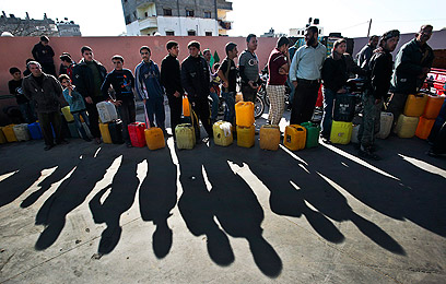 "מהדיאלוגים לא יצא דבר". תושבי עזה בתור לחלוקת דלק (צילום: EPA)