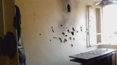 קיר מנוקב מכדורים בדירת המסתור של מראח, אחרי הפשיטה