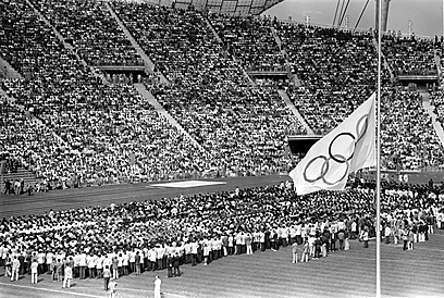המשחקים נמשכו למרות הטבח. דגל האולימפיאדה ירד לחצי התורן (צילום: Gettyimges)