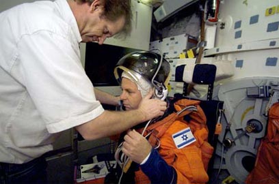 גאווה ישראלית. אילן רמון בהכנות לשיגור לחלל (צילום: נאס"א)