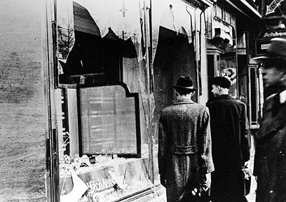 אומדים את הנזק אחרי ליל הבדולח, גרמניה 1938 (צילום: Gettyimages Imagebank)