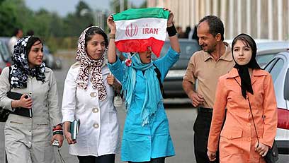 במעילים ובצעיפים. נשים איראניות (צילום: איי פי)