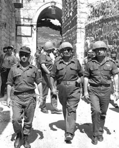 רבין, משה דיין ועוזי נרקיס במהלך מלחמת ששת הימים (צילום: אילן ברונר, לע"מ)