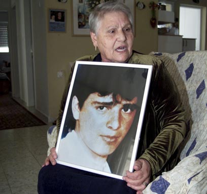ז'ילבר סעדון אוחזת בתמונת בנה, אילן, שנרצח ב-1989 (צילום: דני סלומון)