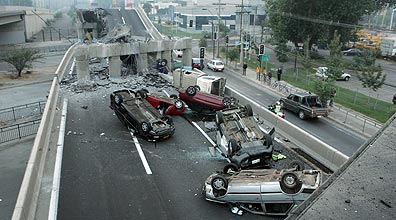 הרס ברחוב בסנטיאגו (צילום: AP)