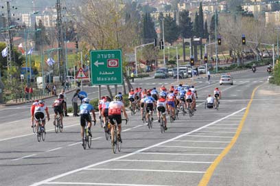Cyclists ride through the Golan Heights (Photo: Avihu Shapira)