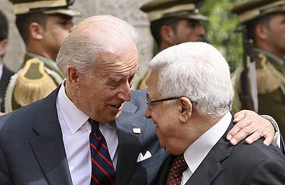 AP photo showing Joe Biden's body language with Abu Mazen on 10 March 2010