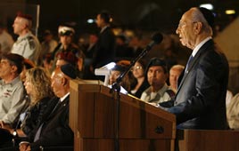 Peres addresses ceremony at Western Wall (Photo: Michael Patael, Jenny) 
