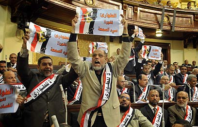 יכולים להציל את מצרים? האחים המוסלמים מפגינים (צילום: AFP)