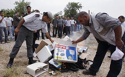"הנפגעים העיקריים יהיו פלסטינים". שריפת תוצרת ישראלית ביו"ש (צילום: AFP)
