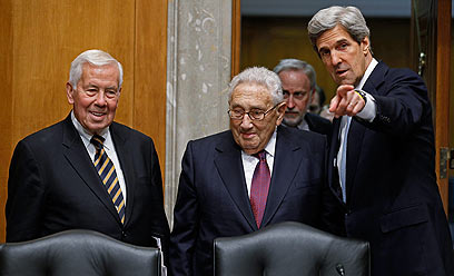 הנרי קיסינג'ר עם מזכיר המדינה קרי (מימין) (צילום: AFP)