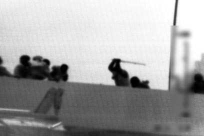 פעילים על האונייה חובטים בחייל צה"ל בזמן ההשתלטות (צילום: דובר צה"ל)
