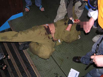 חטיפת אחד מחיילי צה"ל באירועי המרמרה לפני שנתיים וחצי (צילום: AFP)