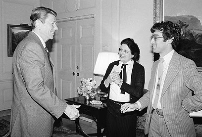 עם רונלד רייגן ב-1981 (צילום: AP)