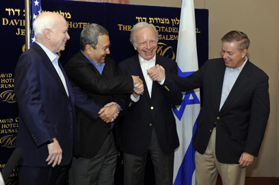 ליברמן, גראהם ומקיין לצד שר הביטחון (צילום: אריאל חרמוני, משרד הביטחון)